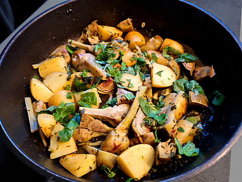 Artischocken und Kartoffeln gedämpft