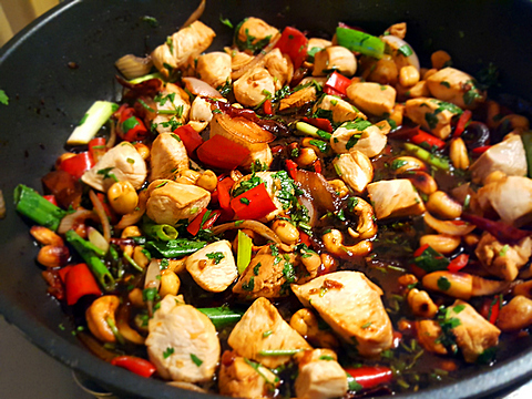 Würziges Huhn mit Cashews