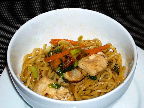 Yakisoba Nudeln mit Hühnchen