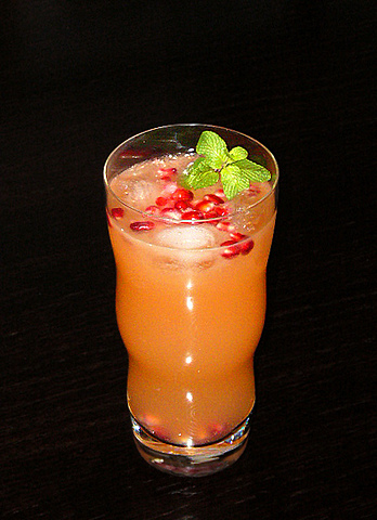 Cocktail mit Granatapfel und Orangensaft