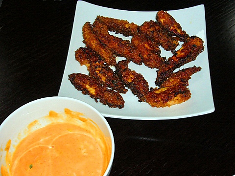 Hendl Staberl mit Honig-Sriracha Dip