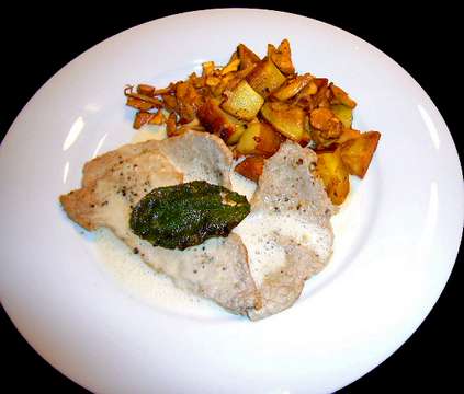 Kalbsschnitzel mit Parmesan-Salbei-Schaum