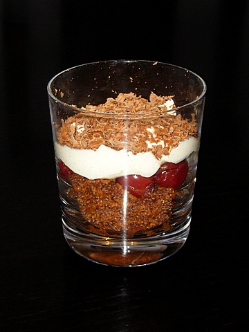 Kirschtorte im Glas
