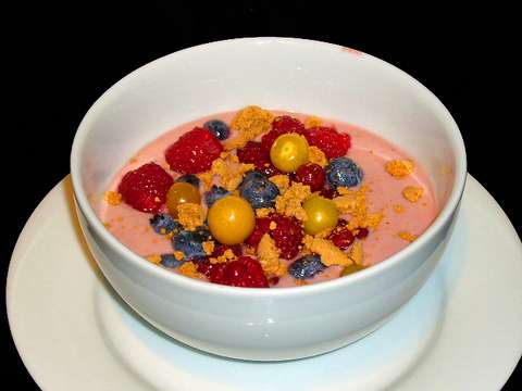 Marzipansuppe mit Beeren