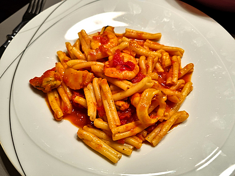 Safran-Meeresfrüchte Eintopf mit Pasta