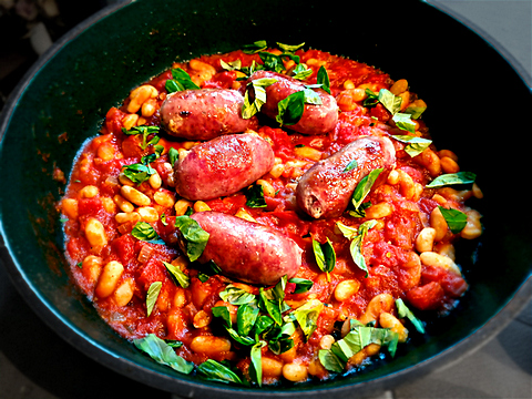 Salsicce mit Cannellini Bohnen in Tomatensoße
