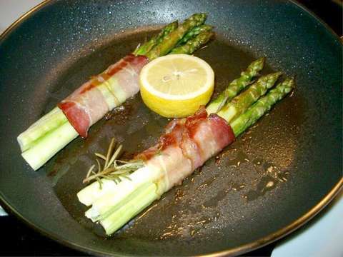Gerösteter Spargel mit Rosmarin, Sardellen und Speck