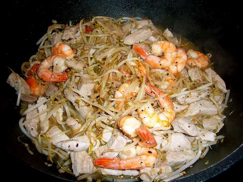 Sojasprossen mit Schwein und Scampi
