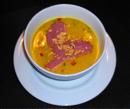 Steckrüben-Curry-Suppe mit geräucherter Entenbrust